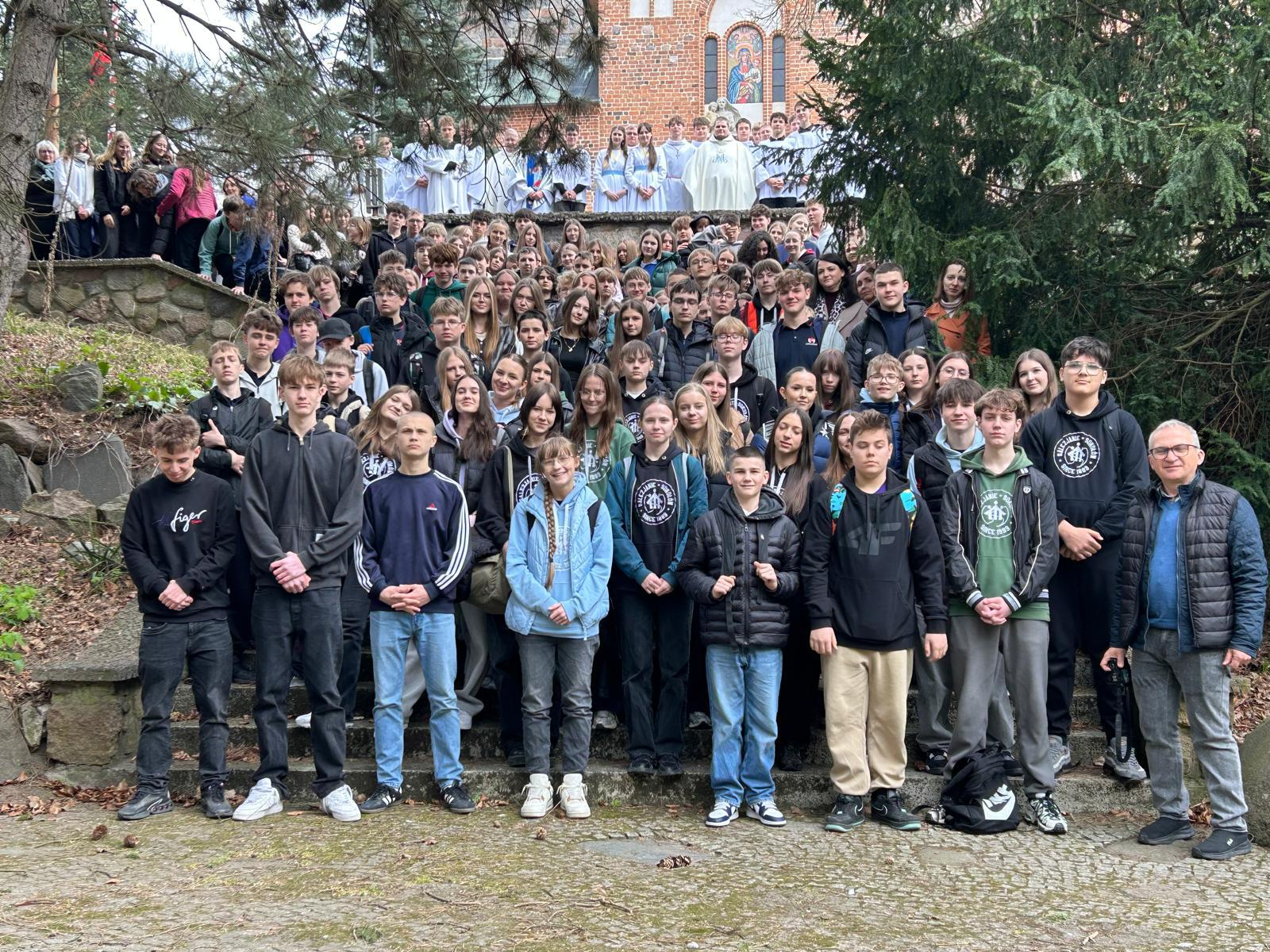 Młodzi uczniowie u Matki Bożej Pocieszenia